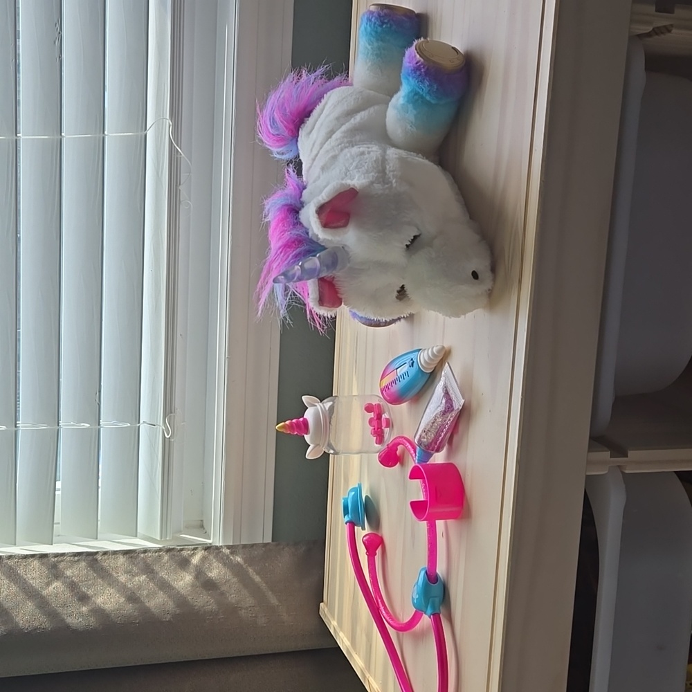 Little Live Pets Rainglow Unicorn Vet Set